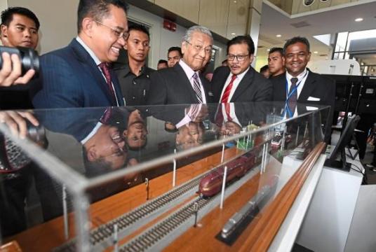 Maric president Datuk Dr Mohd Yusoff Sulaiman speaking with Mahathir at a rail engineering industry display during Technomart REL 2019 in Cyberjaya. — Bernama