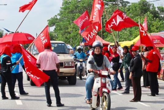 Pakatan supporters near the polling centre during the Rantau by-election at SJK (T) Rantau, Negri Sembilan. Pakatan leaders have called on their party members to close ranks and prepare the coalition for bigger battles ahead./The Star