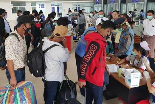 Myanmar migrant workers are waiting in line in Myawady. 