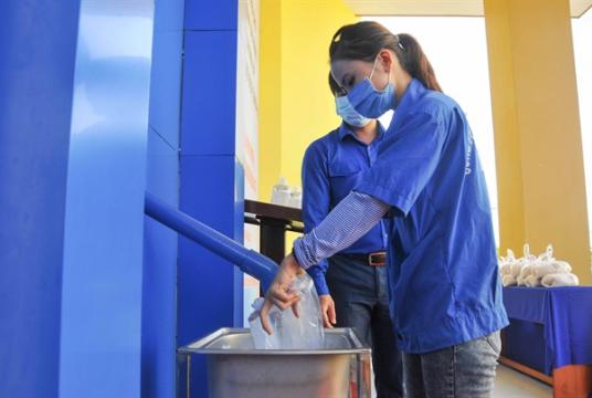 A worker gets free rice from a rice ATM set up during COVID-19 pandemic to support poor people and workers at Suối Dầu Industrial Zone in the central province of Khánh Hoà. — VNA/VNS Photo Phan Sáu
