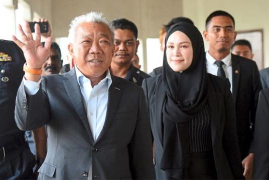 Day in court: Bung Moktar and Zizie leaving after being charged at the Kuala Lumpur court in Jalan Duta. Read more at https://www.thestar.com.my/news/nation/2019/05/04/bung-and-wife-claim-trial-in-graft-case/#YYqPxcBGQeLJrkEO.99