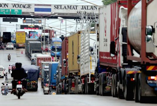 Two Asean members, Thailand and Malaysia, have reached an agreement to extend the office hours of their border Customs houses at Sadao ( Songkhla province) and Bukit Kayu Hitam on the Malaysian side. // Charoon Thongnual
