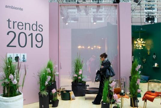 A trade visitor at a booth on the very first day of the Ambiente2019 in Frankfurt, Germany (Photo courtesy of Messe Frankfurt Exhibition GmbH)