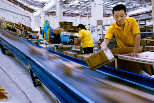 Employees of Suning Logistics, a business unit of Suning Holdings Group Ltd, work at one of its logistic facilities in Shanghai in September, 2018. [Photo provided to chinadaily.cm.cn]