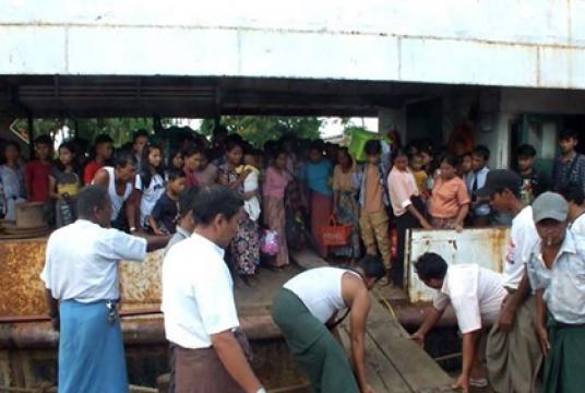 Locals arriving in Sittwe on June 27 after news about military operation in Kyauktan region in Rakhine State
