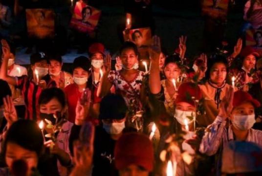 People gather during a candlelight vigil to protest against the military coup in Yangon, Myanmar, February 21, 2021. Photo: Reuters