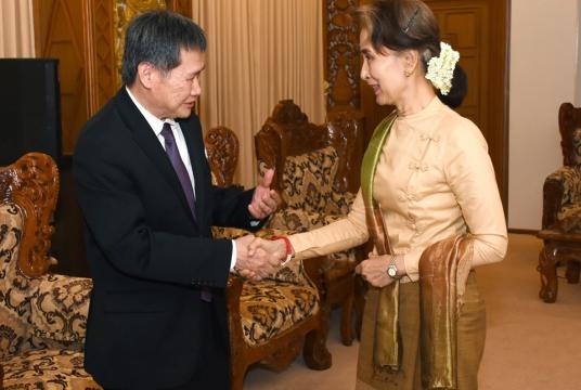 Asean Secretary-General Dato Lim Jock Hoi (left) discusses with State Counsellor Aung San Suu Kyi in Nay Pyi Taw on May 27 (Photo- Myanmar State Counsellor Office)