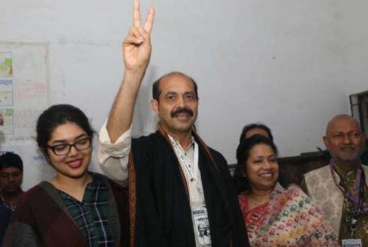 Awami League mayoral candidate Atiqul Islam shows victory sign after casting his vote at a polling centre in Dhaka North City Corporation (DNCC) by-election on Thursday, February 28, 2019. Photo courtesy: Prothom Alo