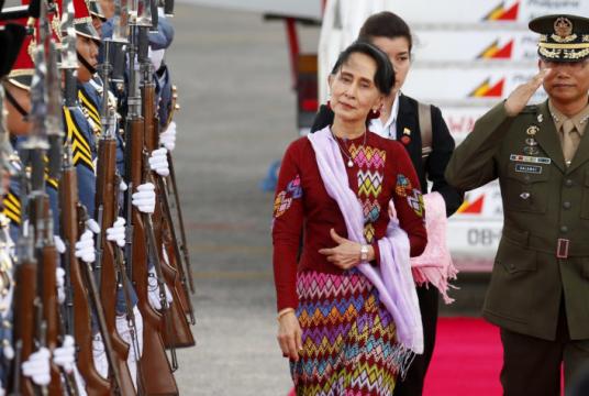 Myanmar leader Aung San Suu Kyi arrives at Clark International Airport on Saturday, Nov. 11, 2017. Suu Kyi was one of more than a dozen leaders who attended the 31st ASEAN Summit and Related Summits in Manila. (Photo by BULLIT MARQUEZ / AP)