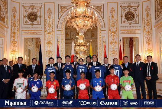 State Counsellor Daw Aung San Suu Kyi had a group photo taken together with Japanese PM Shinzō Abe, ASEAN Prime Ministers in Mekong region, football presidents and U-17 captains. (MFF)