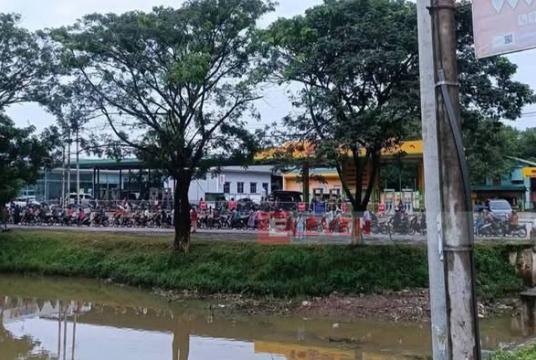  Photo caption: Motorists wait in line to buy fuel at QR code-operated fuel stations in Taungoo during the third week of July.