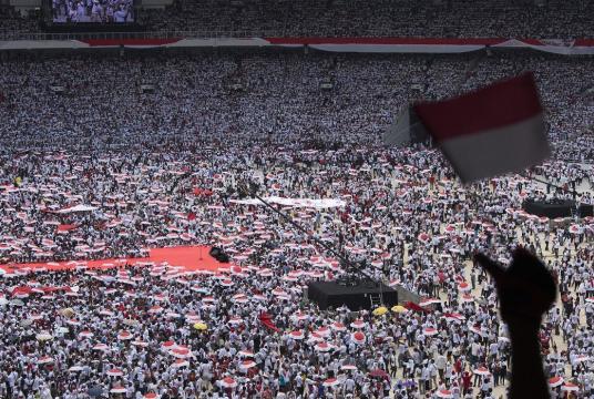 Thousands of supporters of President Joko "Jokowi" Widodo, including many volunteers, gather at Jakarta's Gelora Bung Karno Stadium on Saturday to attend the final rally in the incumbent's re-election campaign. (Antara/Widodo S. Jusuf) 