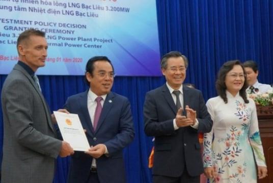 Chairman of Bac Lieu People's Committee Duong Thanh Trung (second from left) hands over the investment certificate to the investor's representative. Photo sggp.org.vn