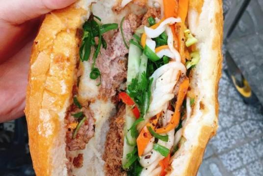 The episode will also take a look at Vietnamese sandwich bánh mì. — Photo foody.vn 