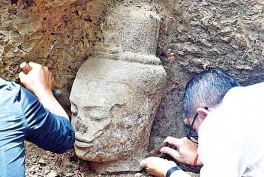 The Apsara National Authority technical team uncovered a sandstone statue of a Avloketesvar Bodhisattva while carrying out excavation work at the east entrance of the Ta Nei temple on Tuesday. APSARA NATIONAL AUTHORITY
