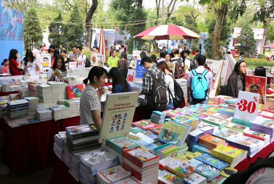 Book fair at Thống Nhất (Unification) Park in Hà Nội. Various book fairs are organised throughout the year in Việt Nam as a chance for publishers to present new publications while readers can purchase the books at discounted prices. — VNS Photo Đoàn Tùng