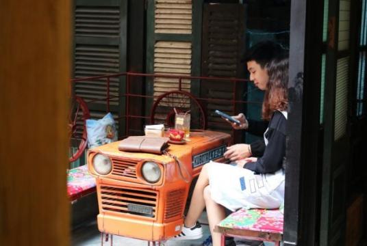 A couple at Hidden Gem cafe, which is decorated with recycled materials. Photo/Viet Nam News