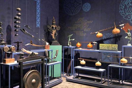 Founded by former Artisans d’Angkor art director Lim Muoy Theam, the gallery offers an exploration of Khmer art history and aims to promote the beauty of Khmer handicrafts, lacquerware and silk. Pha Lina