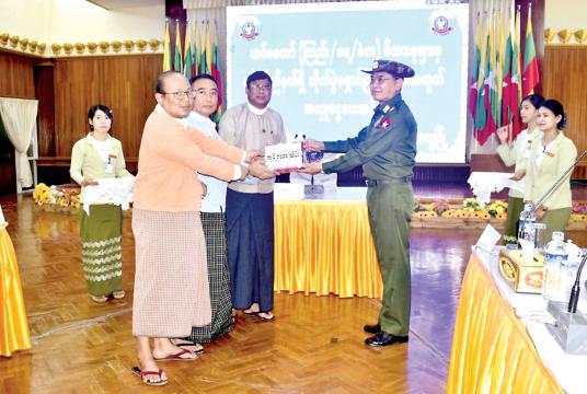 Tatmadaw family members presented Ks 500 million to the Rakhine State government for IDPs.