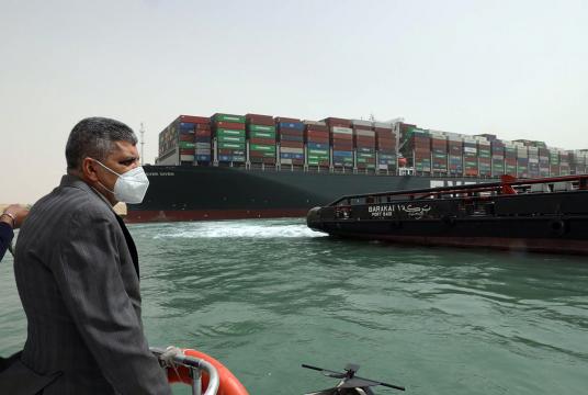 An official from the Suez Canal Authority investigates the scene where the Ever Given, a cargo ship, got wedged across the Suez Canal, blocking traffic in the vital waterway. [Photo/Agencies] Concerted efforts needed from entire shipping industry to clear logjam