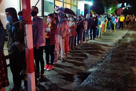 Those queuing for health checks at Mahlwetaung checkpoint