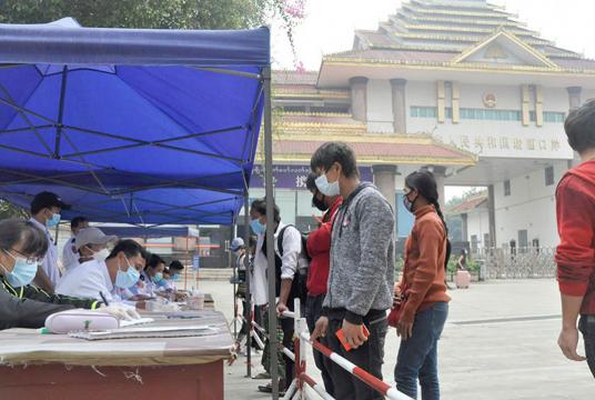 Officials check returnees from China at Nandaw border gate in Muse (Photo-Pyae Sone)