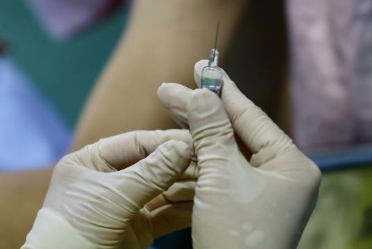 A medical worker prepares for the COVID-19 vaccination at a temporary vaccination site in Haidian district of Beijing, Jan 6, 2021. [Photo/Xinhua]