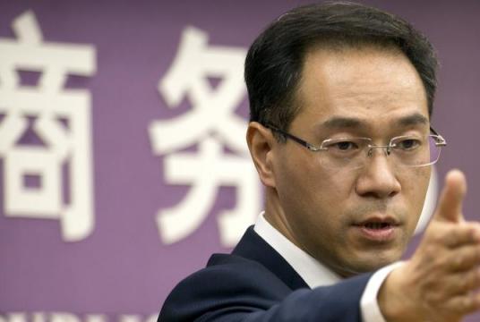 In this March 29, 2018 photo, Chinese Ministry of Commerce spokesman Gao Feng speaks during a press conference at the ministry in Beijing. (MARK SCHIEFELBEIN / AP)