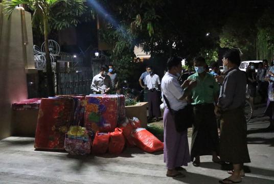 Authorities check on Chinese citizens illegally living in houses in Panwa and Hninsi streets in Thuwunna (Photo-Myo Htet Paing)