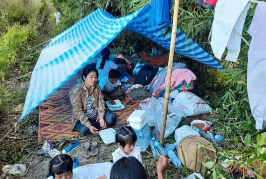Caption: IDPs in Lay Kay kaw area seen at the Thaung Yin River bank in Thailand on December 29. (Photo-Kogyi Mhan)