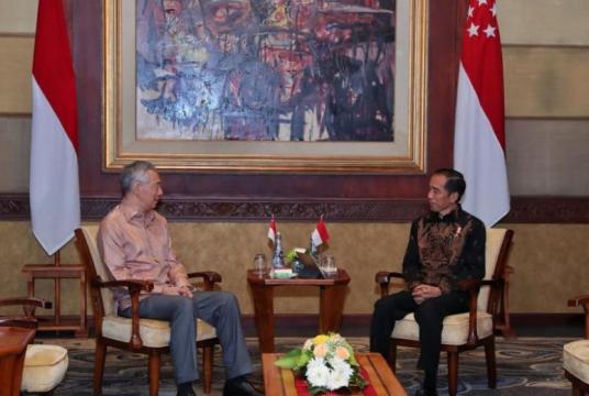 Prime Minister Lee Hsien Loong meeting Indonesian President Joko Widodo at a retreat in Bali in October 2018.PHOTO: MCI