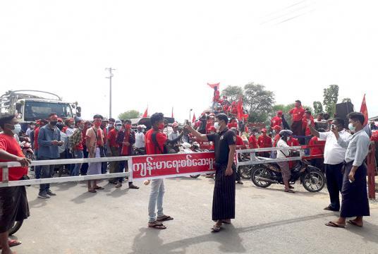 Convey of vehicles rallying support for NLD being stopped by authorities at Myothit gate 