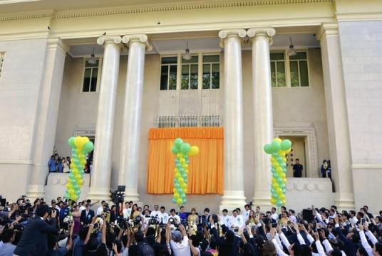 Officials celebrate the opening of the Yangon Stock Exchange building in December 2015. (The Yomiuri Shimbun)