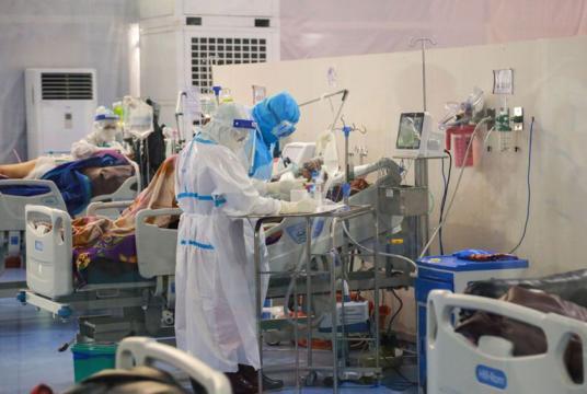 Covid-19 patients with severe symptoms receiving at an ICU 