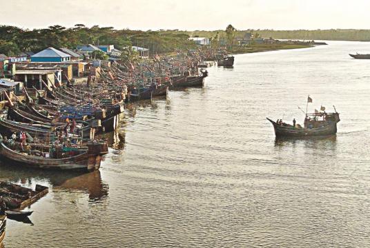 Fishing trawlers moored on the bank of the Mohipur river in Patuakhali’s Kalapara upazila yesterday as asked by the authorities. According to the Met office, cyclone Fani is likely to cross India’s Odisha coast and then reach Khulna and adjoining southwestern part of Bangladesh this evening. Photo: Sohrab Hossain