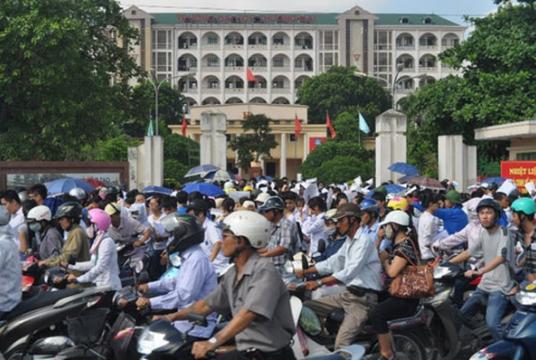 A traffic jam is seen in front of Vietnam University of Commerce in Hanoi. — Photo vov.vn