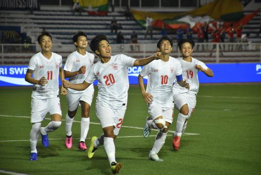 Yee Yee Oo celebrates with her teammates after scoring the winning goal (Photo-Aung Min Thant)