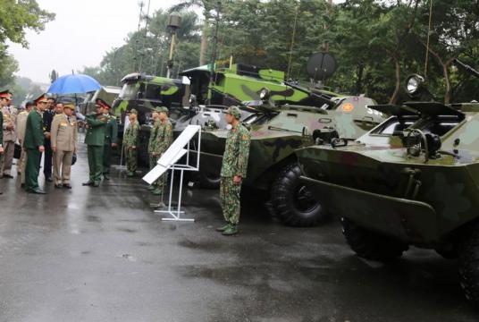 Senior General Min Aung Hlaing viewed the display of military equipment used in the Vietnam People’s Armed Forces and defence equipment and accessories manufactured by the Vietnam People’s Armed Forces. (Photo-Office of the Commander-in-Chief of the Defence Services)