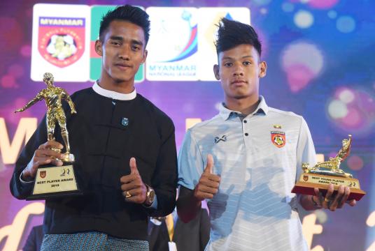 Best player award winner Maung Maung Lwin and best male youth player award winner Lwin Moe Aung (Photo-Nyi Nyi Soe Nyunt)