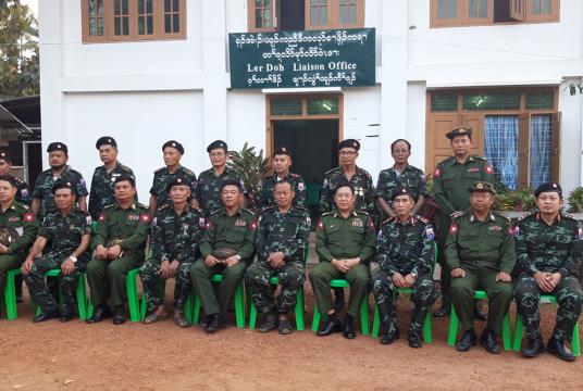 Officers from the army and KNU took a documentary photo (Photo-KNU)
