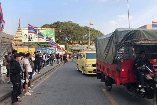 Thai citizens returned to their country after Myanmar cracked down casinos in Techilek (Photo-Sithu Maung)