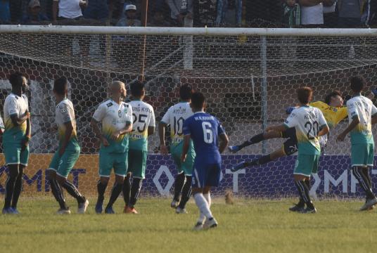 Hlaing Bo Bo from Yadanarbon scored from a free kick (Photo-Nyi Nyi Soe Nyunt)