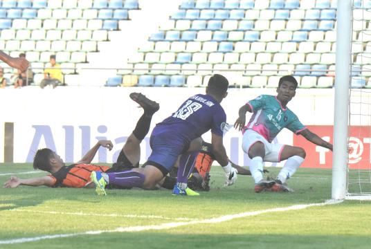 Goalkeeper and defenders of Hougang United FC tried to defend the attack of Yangon United FC (Photo-Nyi Nyi Soe Nyunt)