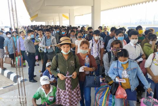 Myanmar migrant workers are waiting to return through Myawady border gate