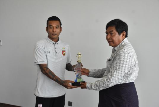 Dr Thein Myint gave Best Footballer of the Year Award for 2018 to Kyaw Zin Htet  (Photo-Nyi Nyi Soe Nyunt)