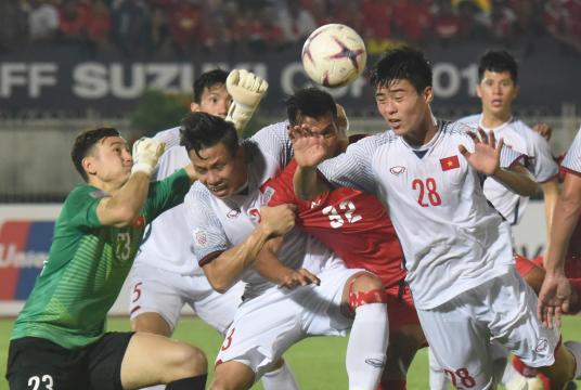 Vietnamese goal keeper and defenders blocked a header from defender Zaw Min Tun (Photo-Nyi Nyi Soe Nyunt)
