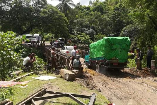 Vehicles crossing Nwarswe Bridge in Kalewa (Photo-Thet Han Soe)