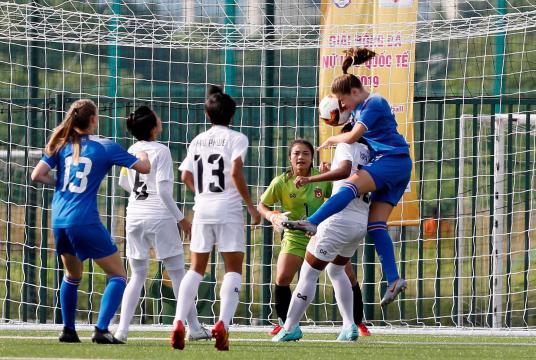 Myanmar and Iceland U-15 teams in action (Photo-VFF)