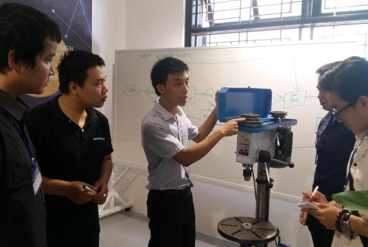 Students join a practical session in the Innovation Space at Da Nang University/VNS Photo Công Thành