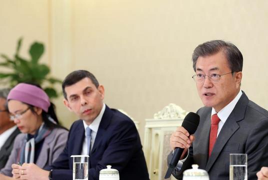 President Moon speaks with ANN editor / Photo credit : Blue House Presidential Office